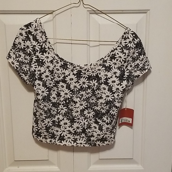 2/$15 NWT Daisy Print Crop Top - Picture 2 of 5
